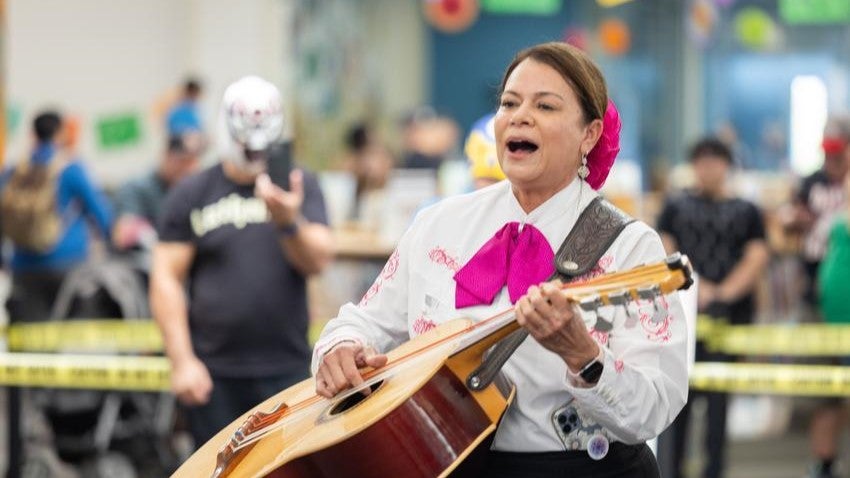 CPL Contigo woman playing guitar and singing