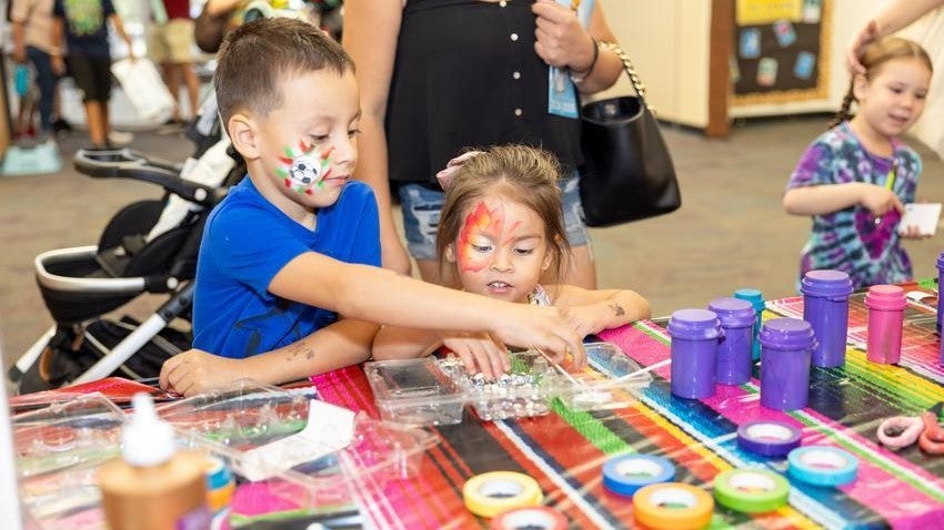 young kids doing hispanic art project at Chandler library Contigo