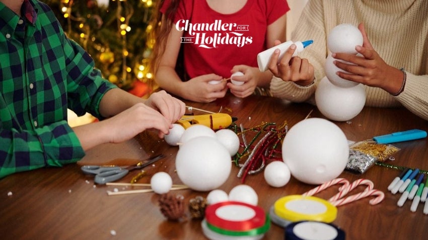 kids making holiday crafts