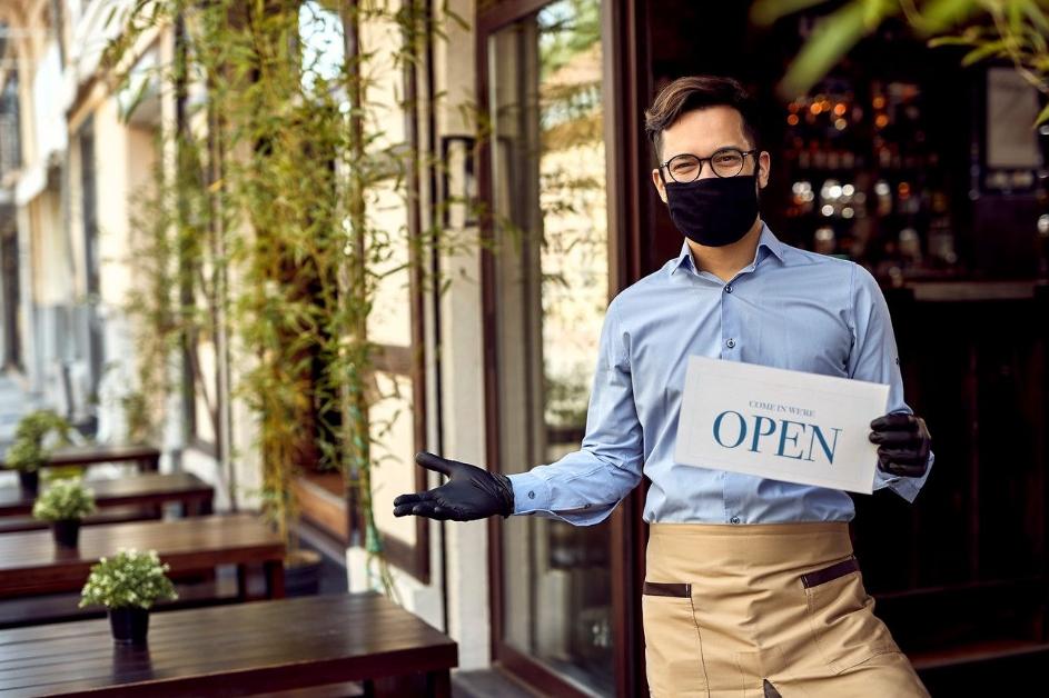 Waiter wearing a mask