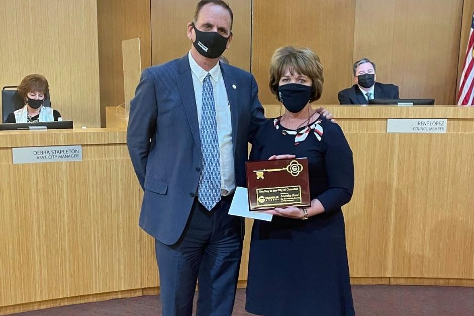 City Manager Marsha Reed receiving a key to the City from Mayor Kevin Hartke upon her retirement