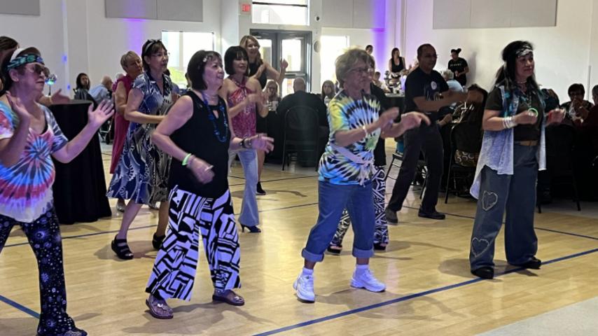 seniors dancing at the senior prom