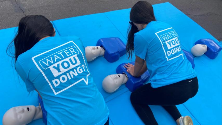 aquatics staff performing a cpr demo