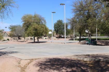 pequeno park basketball court